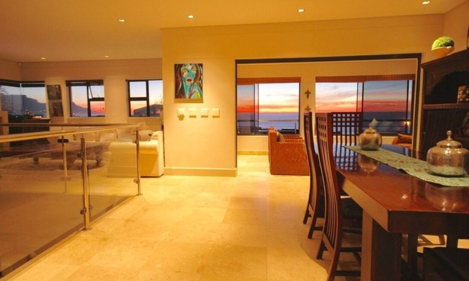 Bloubergstrand Villa | Sea, Sunshine, Sunsets, Table Mountain, No Loadshedding (Off The Grid)