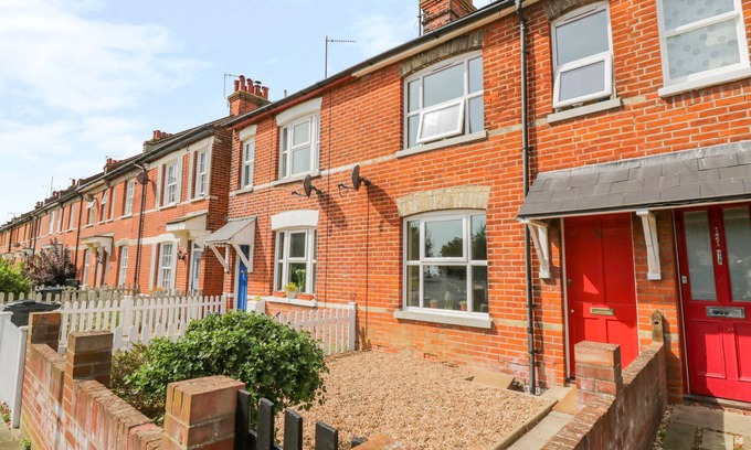 Frinton-on-Sea Cottage | SEA VIEW COTTAGE, pet friendly, with open fire in Frinton-On-Sea