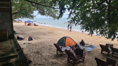 Sungai Baru Tengah Ski Chalet | Sea View Kampong Style Homestay Pengkalan Balak