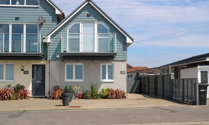 South Hayling Cottage | SEA VIEW, pet friendly, country holiday cottage in Hayling Island