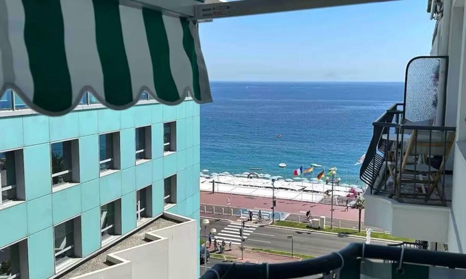 Les Baumettes Apartment | SEA VIEW STUDIO 50M FROM THE PROMENADE AND BEACHES
