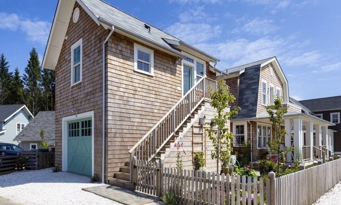 Seabrook House | Seabrook's High Tide Green Grass, relax with a view of the horse pasture!