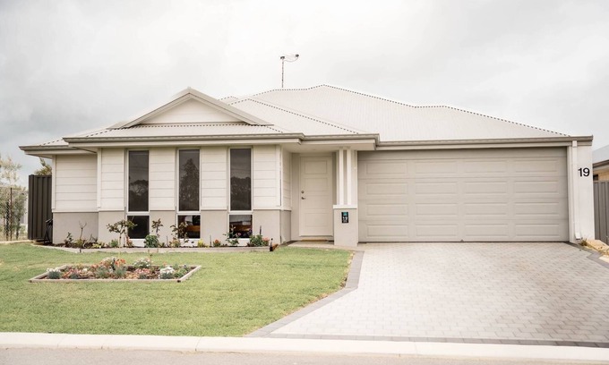 Lakelands House | Seacliffe Cottage by the Sea. Coastal Luxury for the whole family! Beach life!
