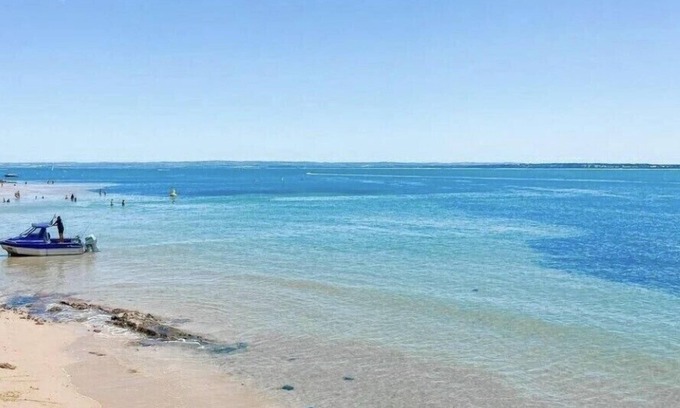 Seaford Apartment | Seaford- Seabreeze; 2 bed - sleep 4.Beautiful beach front apartment.WiFi,netflix