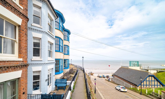 Cromer House | Seaforth - Fabulous FAMILY HOUSE, seconds from the BEACH with stunning SEA VIEWS