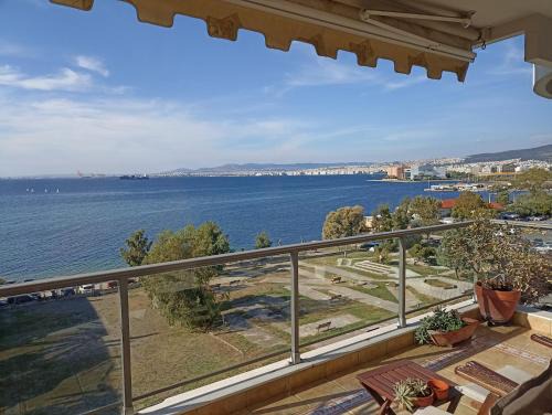 Kalamaria Apartment | Seafront Family Apartment & free parking, the Cruiseflat