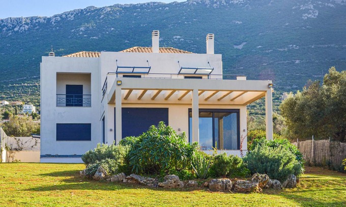 Skroponeria House | Seafront Holiday Villa