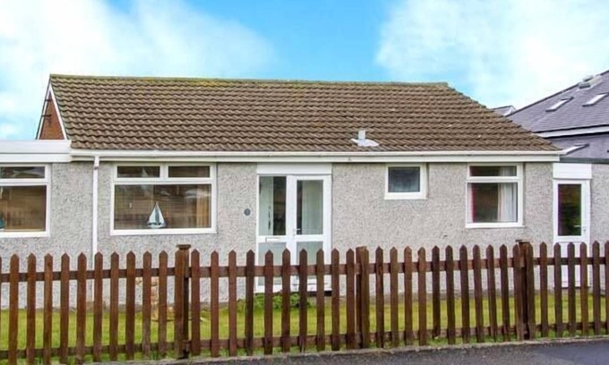 Fairbourne Cottage | SEAGULLS, family friendly, country holiday cottage in Fairbourne