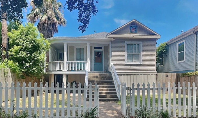 Galveston House | Sealy Cottage | Minutes from Beach