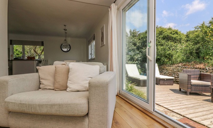 Trenance House | SEAPORT LODGE, pet friendly, country holiday cottage in Mawgan Porth