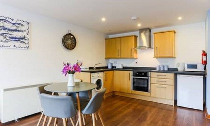 Newquay City Centre Apartment | Seashell. 2 minutes walk to beach, parking, on quiet road