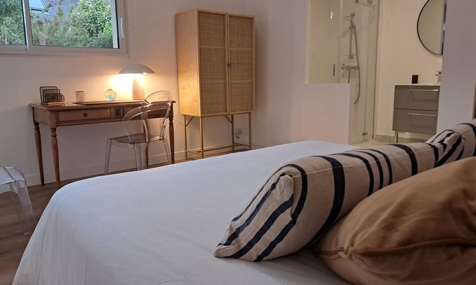 Saint-Michel-en-Greve Apartment | Seaside apartment, 3 minutes from the beach and shops.