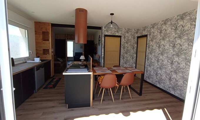 Creances House | Seaside accommodation, 300 m walk from the beach with private parking