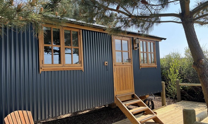 L’Eclet Cabin | Seaside Bliss: Cosy Shepherd Hut with fire place, 10 mins from the beach