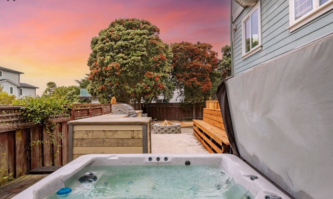 El Granada House | Seaside Escape: 1 block to Beach, Private Hot Tub, Fire Pit & BBQ