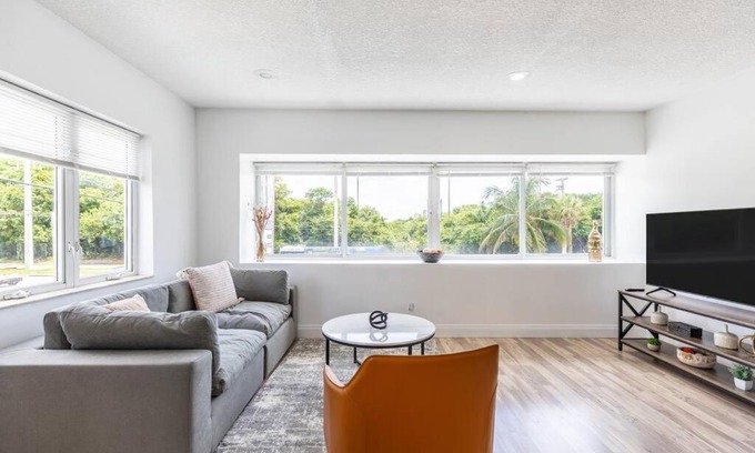 Birch Park Finger Streets Apartment | Seaside Escape Steps to Beach, Dining, Shopping and Las Olas!