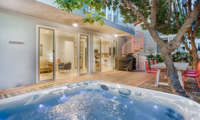 Mussel Shoals House | Seaside Hideaway w Hottub in Mussel Shoals