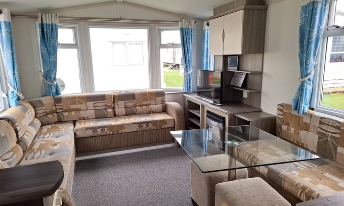 Dymchurch Apartment | Seaside retreat - 3 bedrooms with decking sleeps 8