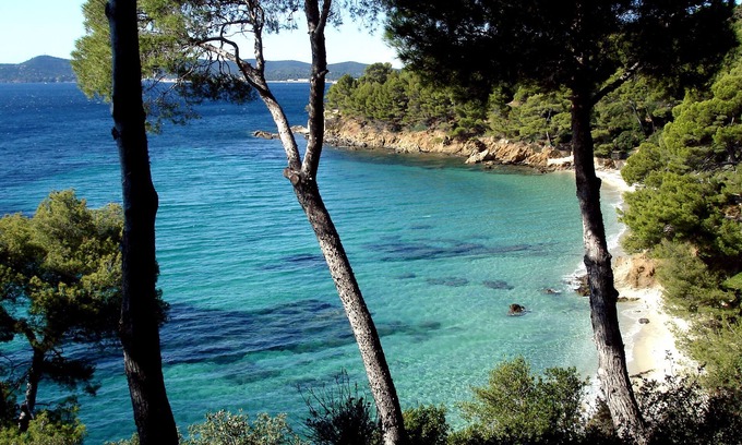 La Faviere Apartment | SEASIDE STUDIO private car park close to shops quiet residence