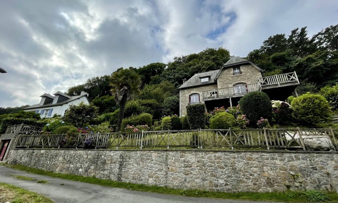 Becleguer Villa | Seaside villa next to the GR34