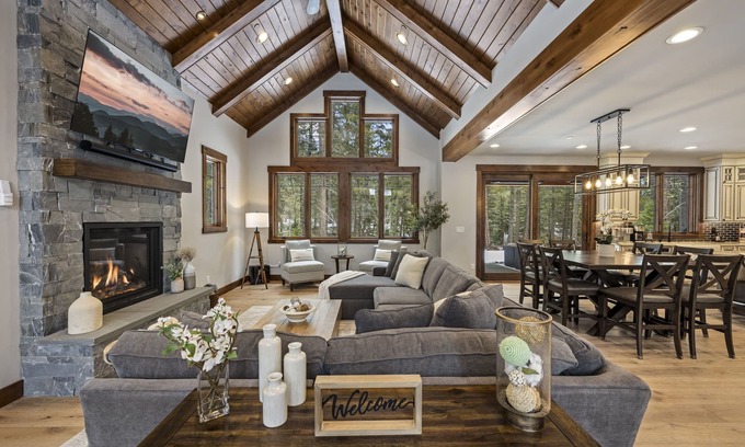 Roslyn House | Seasonal Perks Now | Walk 2 Nelson Farm + Top Amenities
