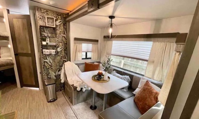 Lakeland House | Seasonally decorated, cozy + inviting city camping!