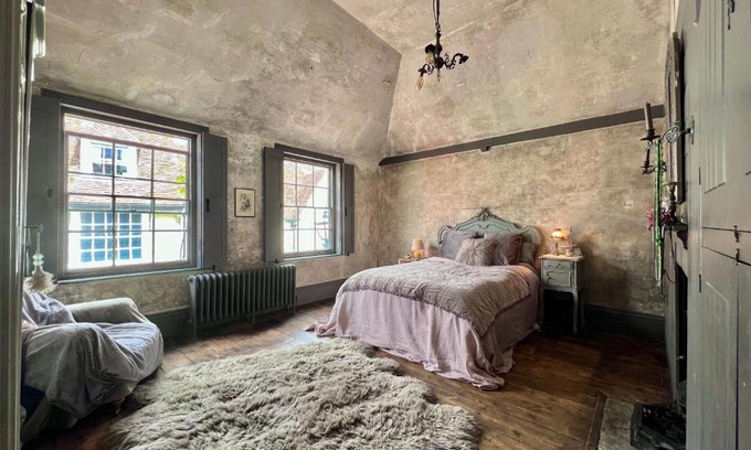Faversham House | Seasoned Grandeur Home