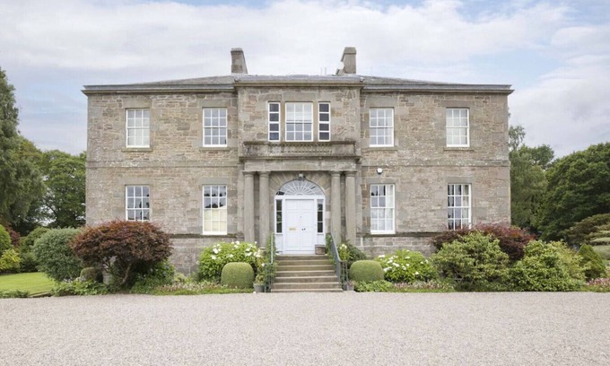 Glenisla Villa | Seasyde House - Tennis Court & Tranquil Gardens