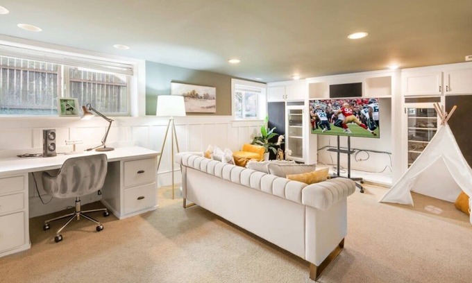 Leschi Apartment | Seattle Luxury 3B2B Daylight Basement 13 min to DT