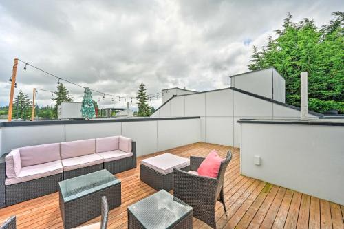 Licton Springs House | Seattle Townhome Rooftop Deck Less Than 7 Mi to Dtwn