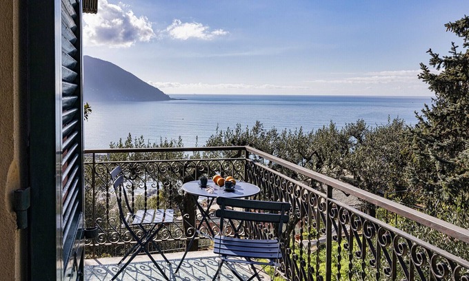 Recco Apartment | Seaview Apartment with Garden in Recco by Wonderful Italy