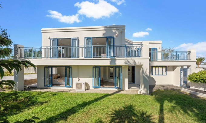 Whenuapai Villa | Seaview Villa near the Harbour.