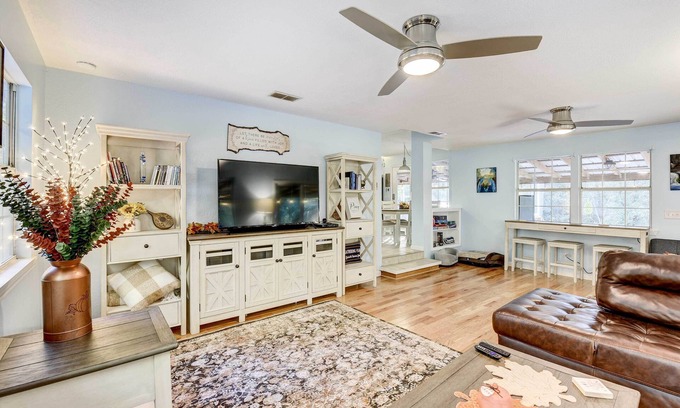 Crestview House | Secluded 2-Home Getaway on < 13 Forest Acres!