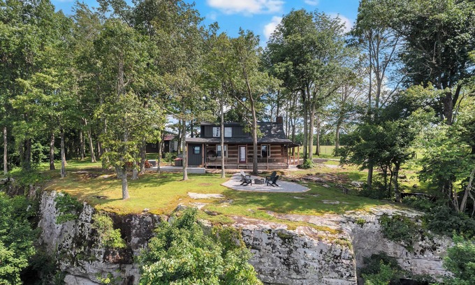 Belvidere Cabin | Secluded Bluff Cabin, Stargazing Hot Tub & Firepit