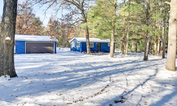 Friendship Cabin | Secluded Cabin ~ 15 Mi to Castle Rock Lake!