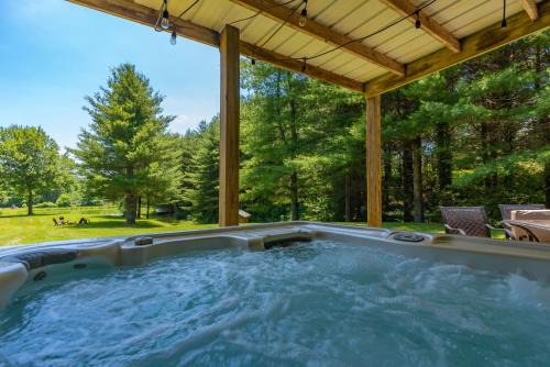 Ennice House | Secluded Getaway- 10 Mins to Blue Ridge Parkway, Sleeps 8, Hot Tub, Fire Pit