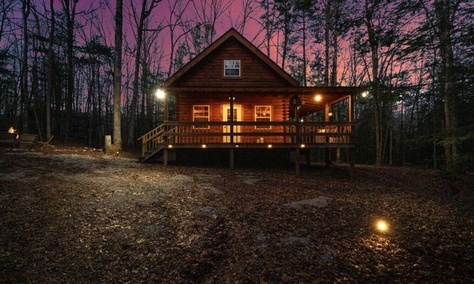 Jamestown Cabin | Secluded Honeymoon Cabin-Hot tub