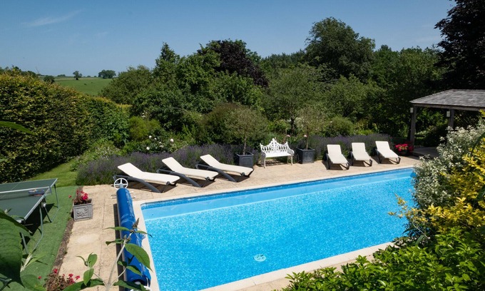 Sibford Gower House | Secluded house with heated pool & tennis court in large exclusive garden.