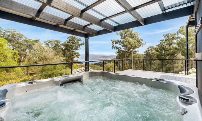 Deep Bay House | Secluded Huon Valley Lodge with Hot Tub & Cottage