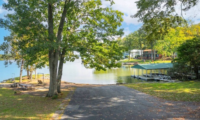 Mount Juliet Apartment | Secluded Lakefront Retreat 30 min to DT Nashville
