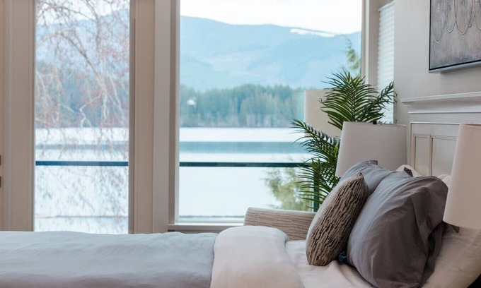 Youbou House | Secluded Lakeside Paradise – Escape & Recharge