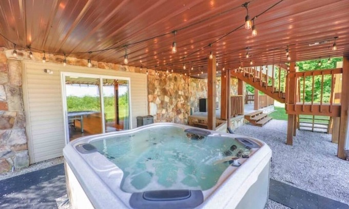 Bethelridge Cabin | Secluded Luxurious Cabin, Sleeps 16, Hot tub Sauna