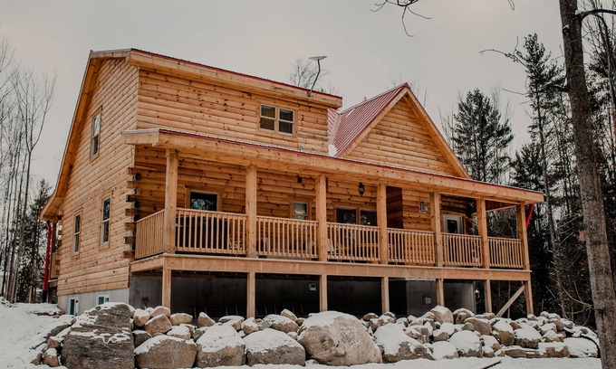 Hamilton Township Cabin | Secluded Luxury Cabin with Hot Tub, 10 mins from Cobourg Beach