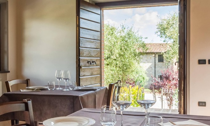 Ramazzano House | Secluded Mansion in Perugia with Hot Tub