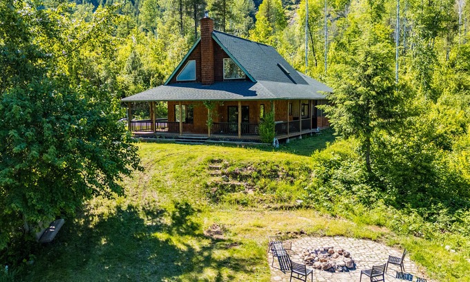 Crescent Valley House | Secluded Retreat near Nelson & Castlegar with Fire Pit, 3 mins from the Beach!