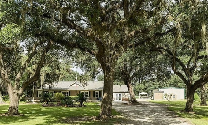 Sweeny House | Secluded & Secure Country Home Fully Remodeled, Pets Welcome with Doggy Day Spa