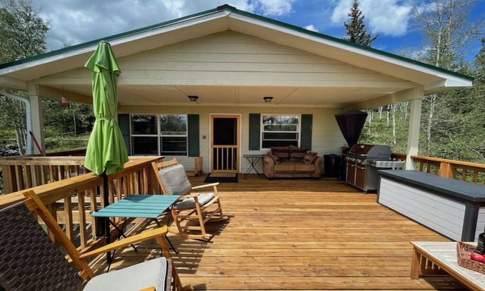 Michigan Hill Cabin | Secluded South Park Cabin - Amazing deck & views!