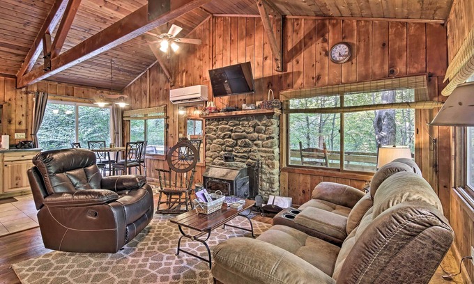 Hood Cabin | Secluded Stanardsville Cabin w/10 Acres & Hot Tub