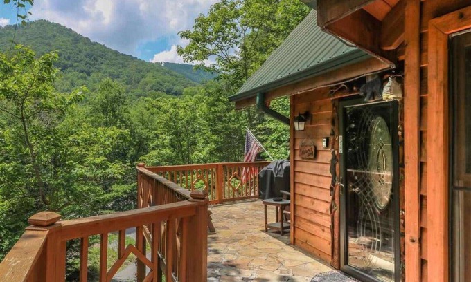 Gatlinburg - Pigeon Forge Cabin | Secluded, SuperFast WiFi, Video Arcade, Fishing & 2 Pools