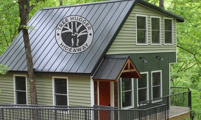 Branson Cabin | Secluded Treehouse in the Woods 10 minutes to Landing & SDC!